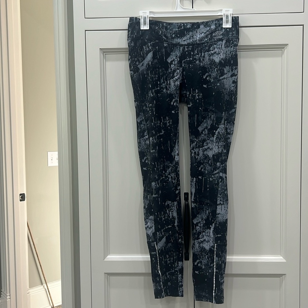 Umbro Medium leggings athletic pants. Black/gray geometric design.